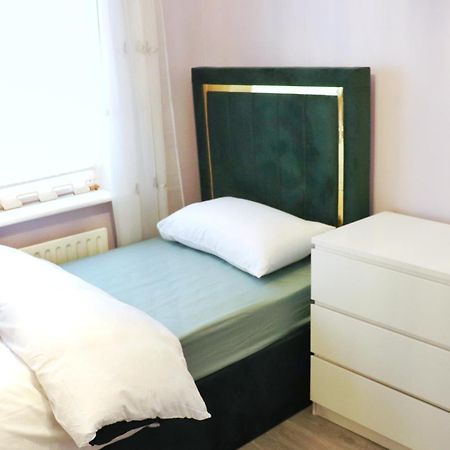 Appartamento Deluxe Dwelling - 15 Mins From Cork City/Airport Esterno foto