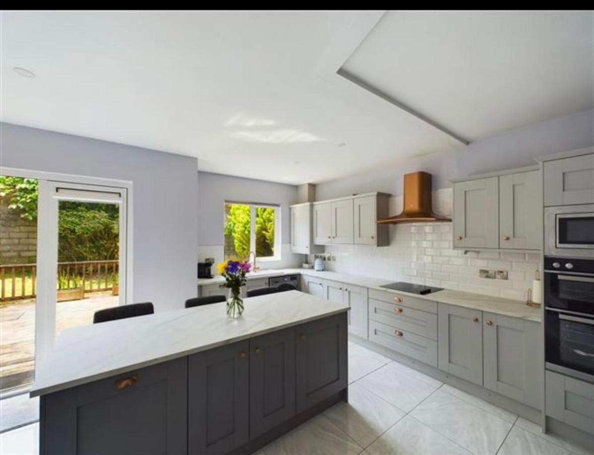 Appartamento Deluxe Dwelling - 15 Mins From Cork City/Airport Esterno foto