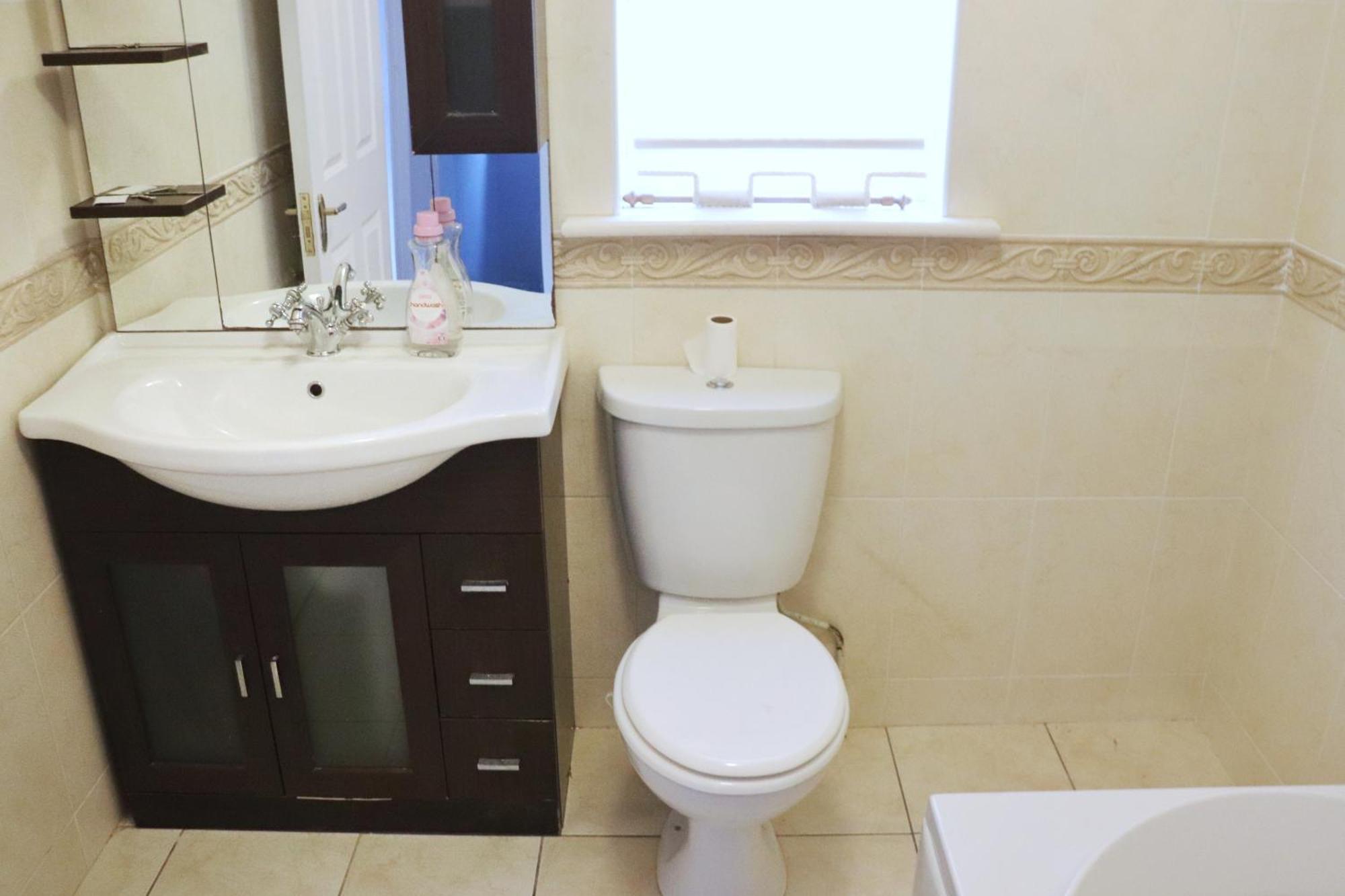 Appartamento Deluxe Dwelling - 15 Mins From Cork City/Airport Esterno foto