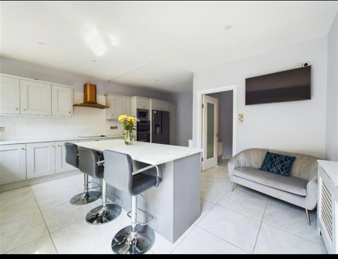 Appartamento Deluxe Dwelling - 15 Mins From Cork City/Airport Esterno foto